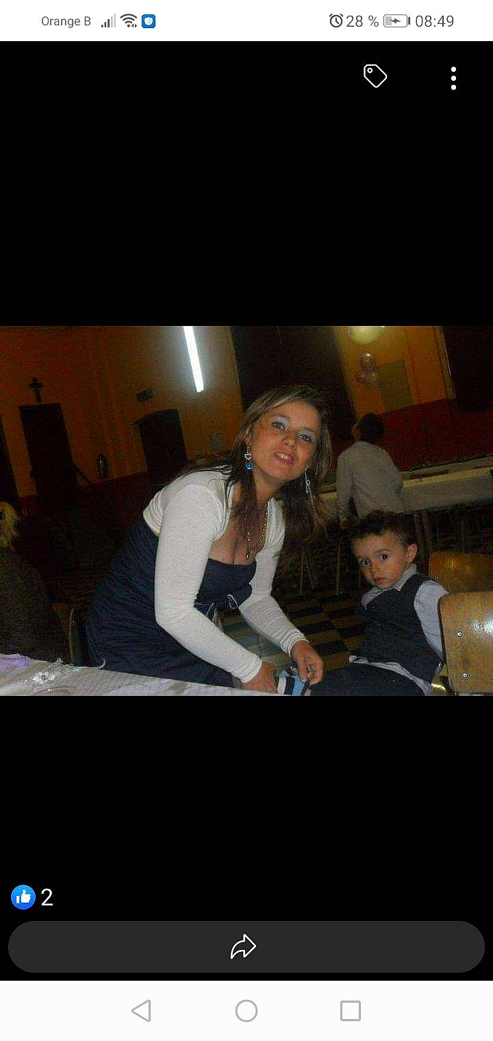 Ryad participe au concours pour gagner de l'argent avec cette photo : entertainment, event, flash_photography, fun, happy, hat, jewellery, joy, luxury_vehicle, midnight, music_venue, night, party, person, room, smile, t_shirt, table