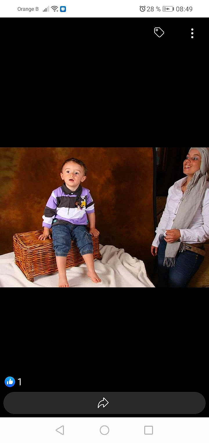 Ryad participe au concours pour gagner de l'argent avec cette photo : baby, bag, child, comfort, conversation, display_device, event, flash_photography, formal_wear, fun, gesture, happy, joy, leisure, person, photo_caption, portrait, portrait_photography, recreation, room