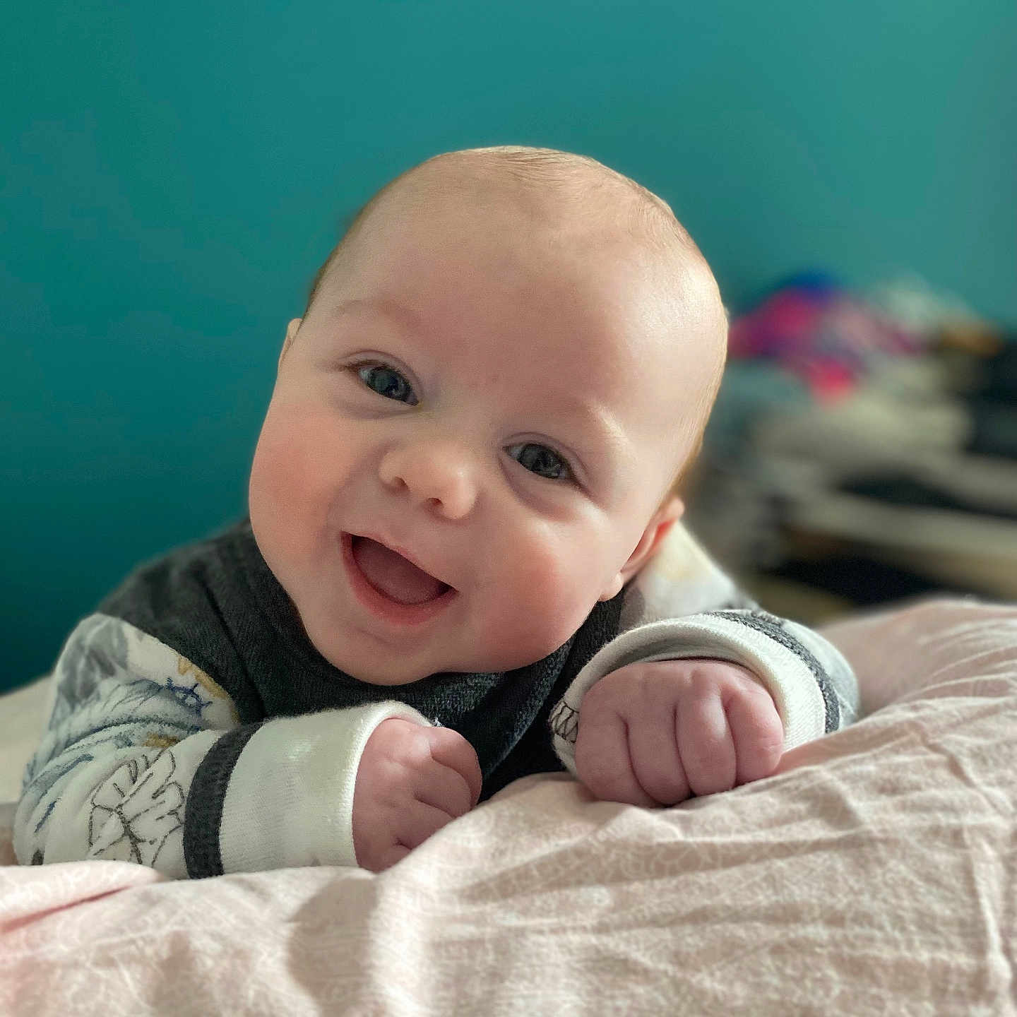 Jules participe au concours pour gagner de l'argent avec cette photo : baby, babylaughing, bed, bedroom, bodypart, face, finger, furniture, hand, happy, head, indoors, laughing, newborn, person, photography, portrait, quilt, room, smile