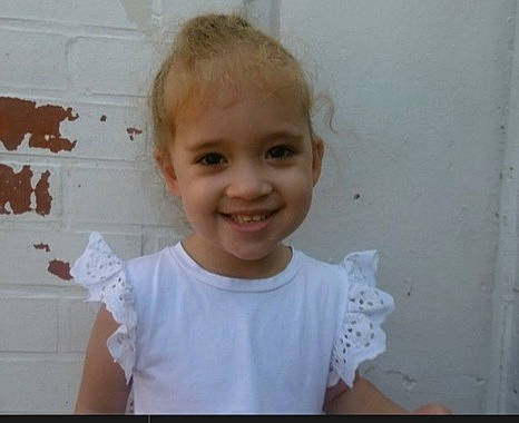 Emma participe au concours pour gagner de l'argent avec cette photo : baby_toddler_clothing, blond, cheek, chin, eyelash, gesture, hairstyle, happy, iris, joy, lip, nose, person, plaster, room, sleeve, smile, t_shirt, toddler, wall