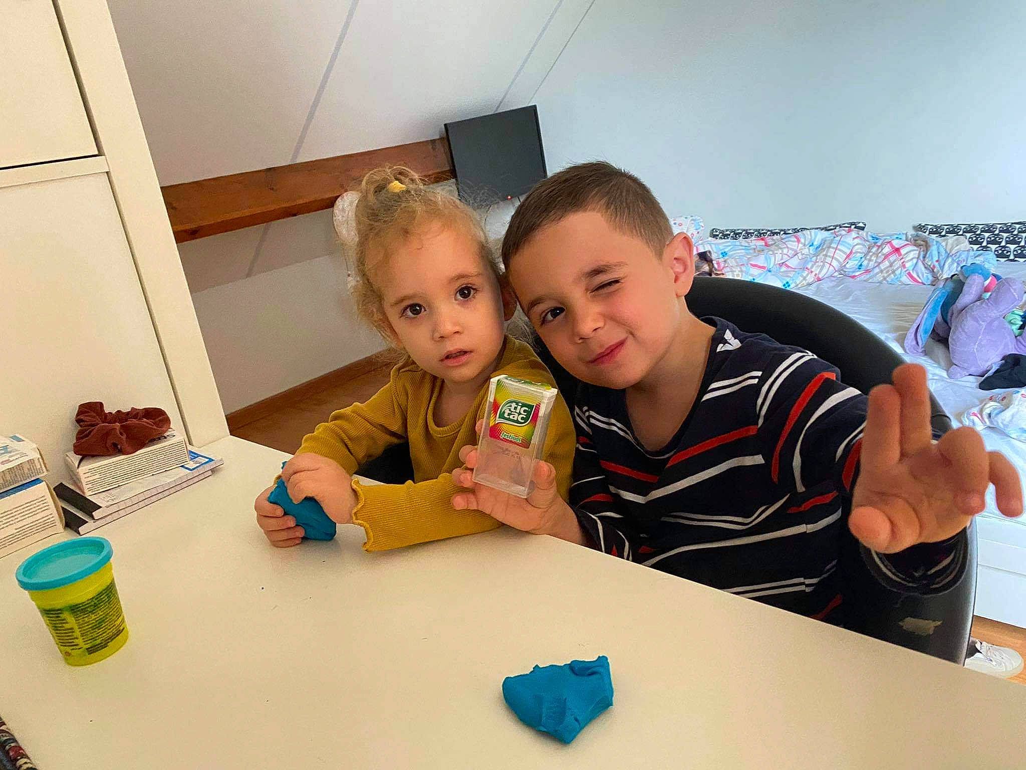 Tony a rejoint le concours — aidez-le/la à gagner de superbes lots ! chair, child, desk, education, event, finger, fun, happy, homework, joy, laptop, leisure, office_supplies, person, play, room, sharing, smile, t_shirt, table