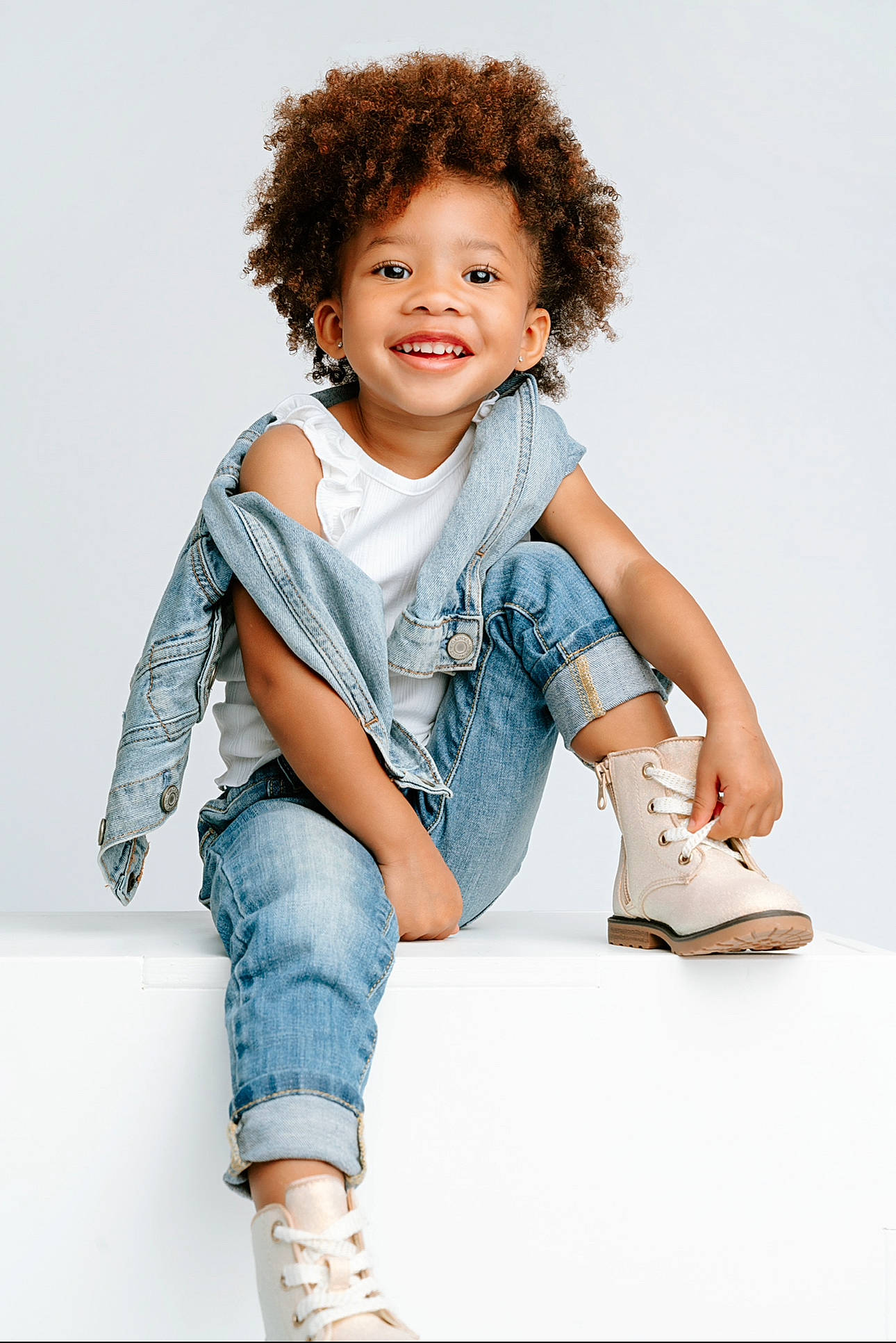 Milan is registered to the contest to win money with this photo: arm, baby_toddler_clothing, clothing, face, finger, flash_photography, gesture, hairstyle, happy, jeans, joint, joy, knee, leg, person, shoe, shoulder, sleeve, smile, sneakers