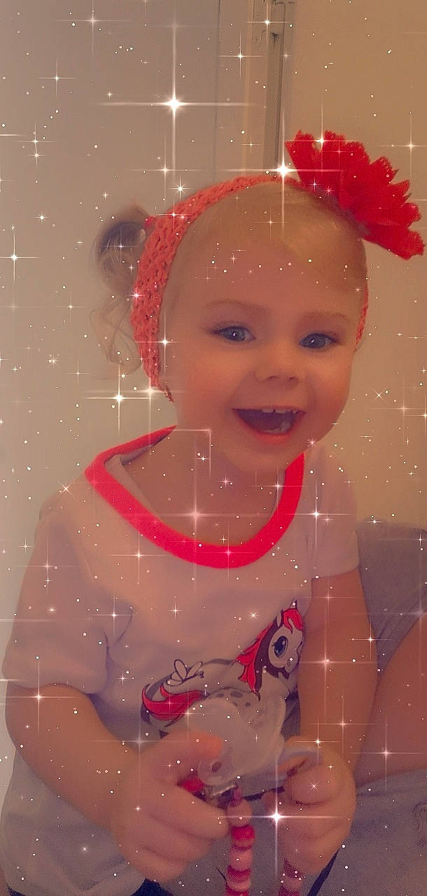 Lyana a rejoint le concours — aidez-le/la à gagner de superbes lots ! baby_toddler_clothing, bathing, bathroom, cheek, chest, child_model, costume_accessory, embellishment, fashion_accessory, forehead, hair_accessory, headgear, headpiece, jewellery, necklace, person, pink, plumbing, space, toddler