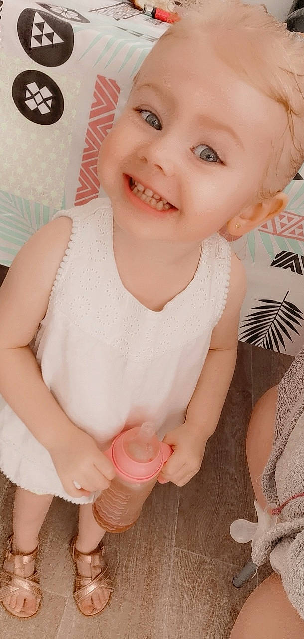 Lyana participe au concours pour gagner de l'argent avec cette photo : baby, baby_laughing, baby_toddler_clothing, cheek, child, child_model, eye, eyelash, facial_expression, foot, hand, joy, laugh, mouth, nail, peach, person, portrait_photography, skin, thumb