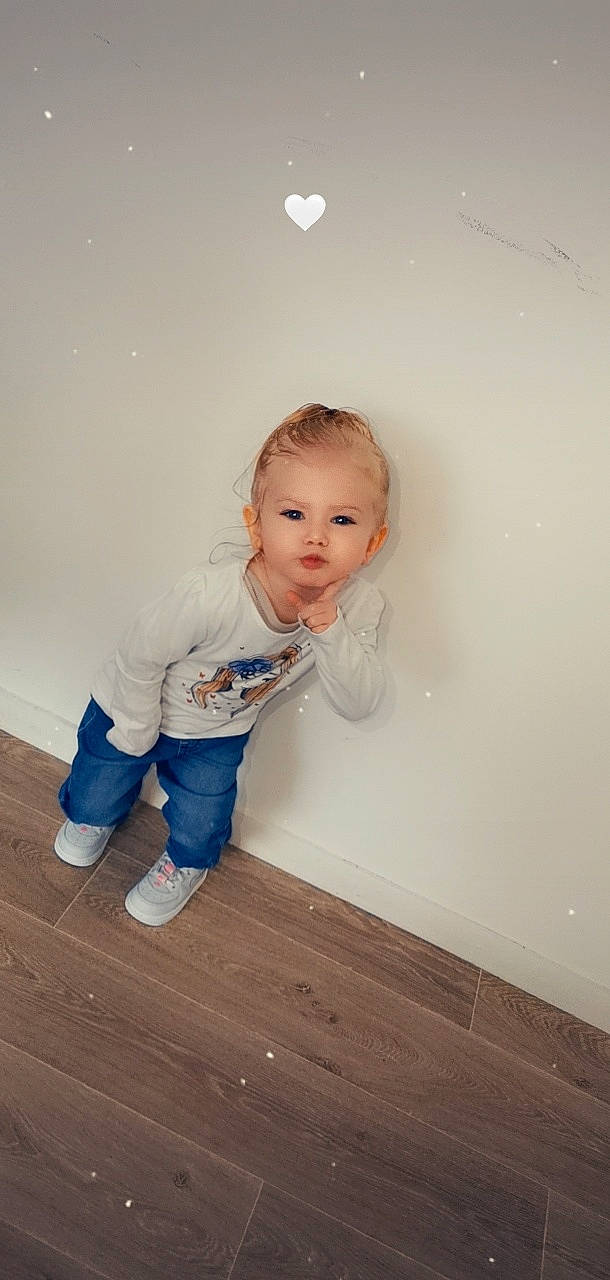 Lyana participe au concours pour gagner de l'argent avec cette photo : baby, baby_toddler_clothing, bathing, bathtub, cheek, child, child_model, denim, floor, flooring, jeans, laminate_flooring, person, plumbing, sneakers, sock, standing, toddler, walking_shoe, wood_flooring