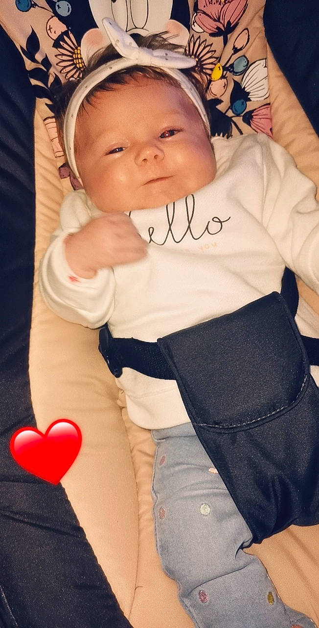 Azélie a rejoint le concours — aidez-le/la à gagner de superbes lots ! baby, baby_products, baby_toddler_clothing, bonnet, cap, child, cool, costume_accessory, eye, eyelash, finger, hair_accessory, headband, headpiece, heart, mouth, nose, person, thumb, tiara