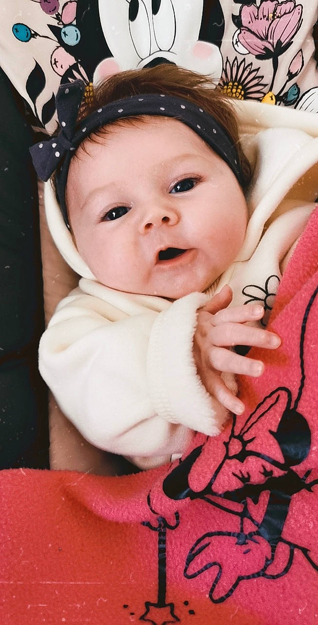 Azélie participe au concours pour gagner de l'argent avec cette photo : baby, baby_products, baby_safety, baby_toddler_clothing, cheek, child, cool, hair_accessory, headband, headpiece, headwear, lip, nose, person, toddler