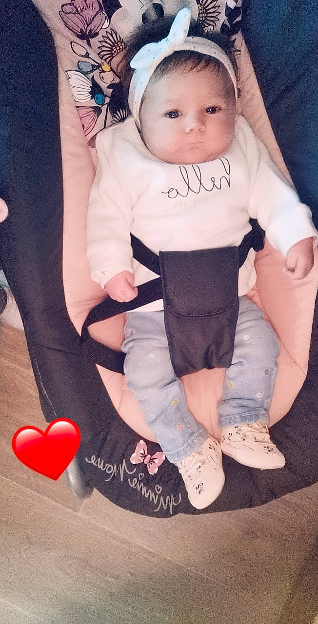 Azélie participe au concours pour gagner de l'argent avec cette photo : baby, baby_products, baby_safety, baby_toddler_clothing, balloon, comfort, heart, lap, love, overall, person, product, sock, toddler