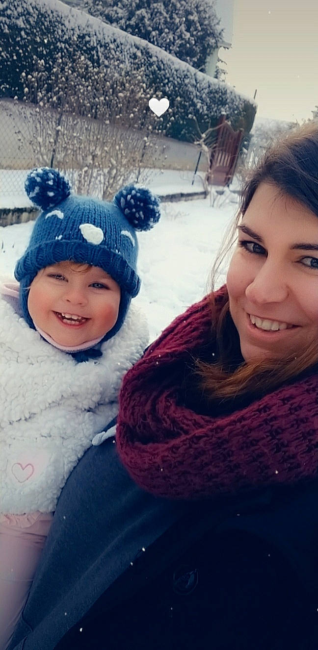 Lana a rejoint le concours — aidez-le/la à gagner de superbes lots ! cap, cool, eye, face, facial_expression, fun, hair, happy, head, headwear, joy, leisure, mountainous_landforms, organ, outerwear, person, plant, sky, smile, snow