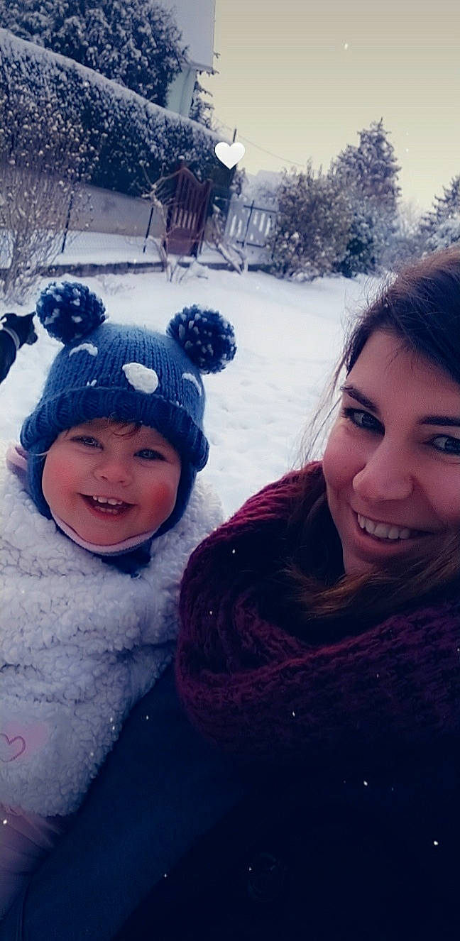 Lana a rejoint le concours — aidez-le/la à gagner de superbes lots ! cap, cloud, cool, eye, face, freezing, happy, head, headwear, human_body, iris, joy, mountainous_landforms, organ, person, plant, recreation, sky, smile, snow