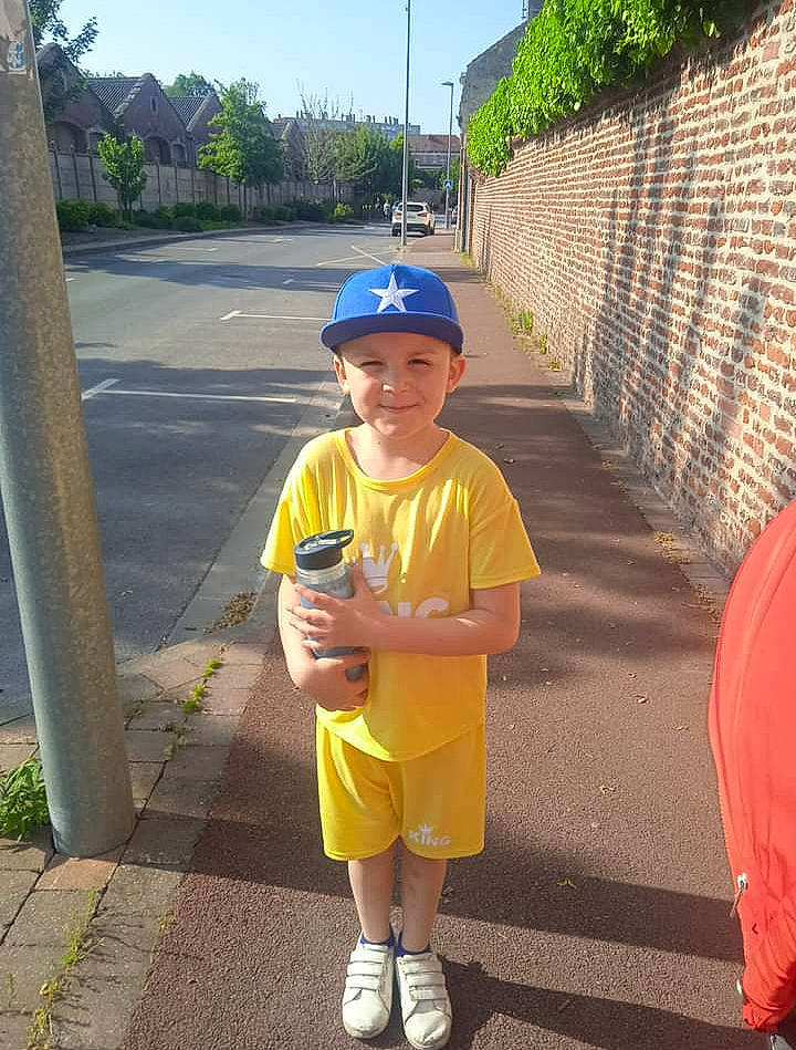 Eban a rejoint le concours — aidez-le/la à gagner de superbes lots ! asphalt, baseball_cap, cap, child, electric_blue, footwear, fun, grass, hat, headwear, joy, leisure, person, plant, recreation, shorts, sky, sleeve, smile, standing