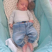 Julian a rejoint le concours — aidez-le/la à gagner de superbes lots ! baby, sleeping, bassinet, plush_toy, denim_pants, white_top, blanket, infant, cozy, child, footwearless, patterned_sheet, resting, indoor, cute, peaceful, newborn, soft_toy, fabric, home