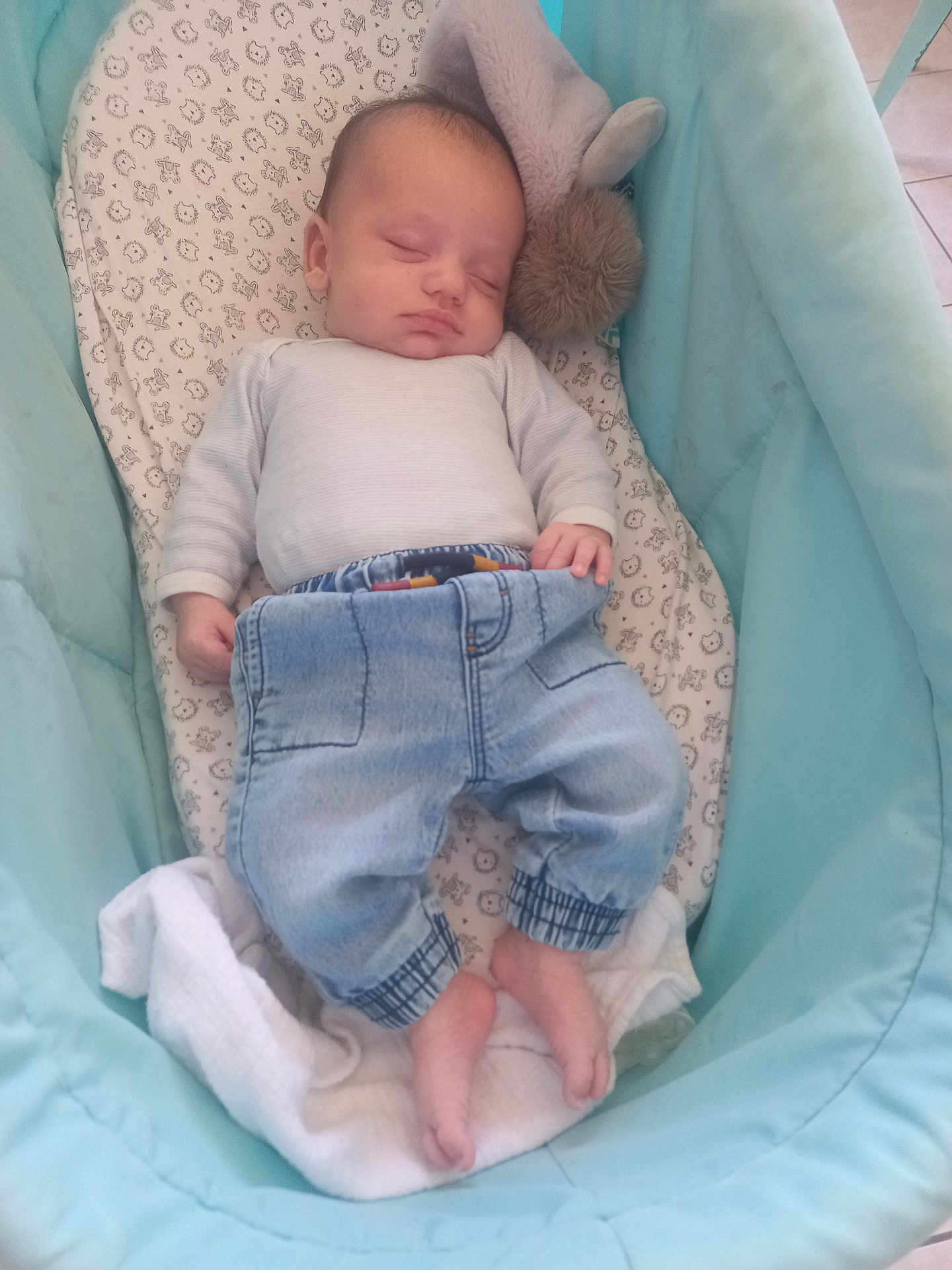Julian a rejoint le concours — aidez-le/la à gagner de superbes lots ! baby, sleeping, bassinet, plush_toy, denim_pants, white_top, blanket, infant, cozy, child, footwearless, patterned_sheet, resting, indoor, cute, peaceful, newborn, soft_toy, fabric, home