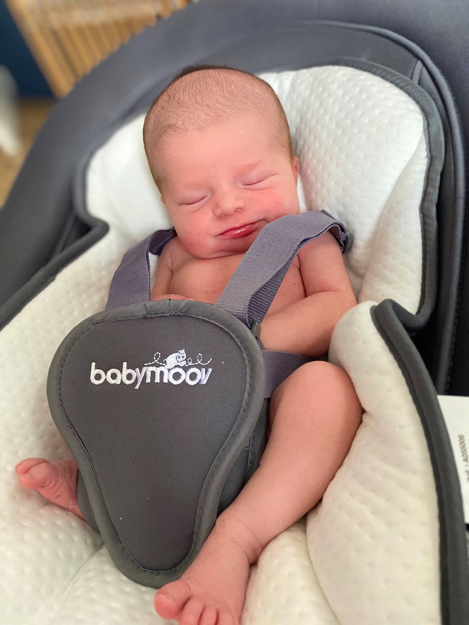 élouan a rejoint le concours — aidez-le/la à gagner de superbes lots ! arm, baby, baby_products, baby_sleeping, baby_toddler_clothing, car_seat, chair, child, comfort, eye, fashion_accessory, finger, human_body, nail, person, product, sitting, thigh, thumb, toddler