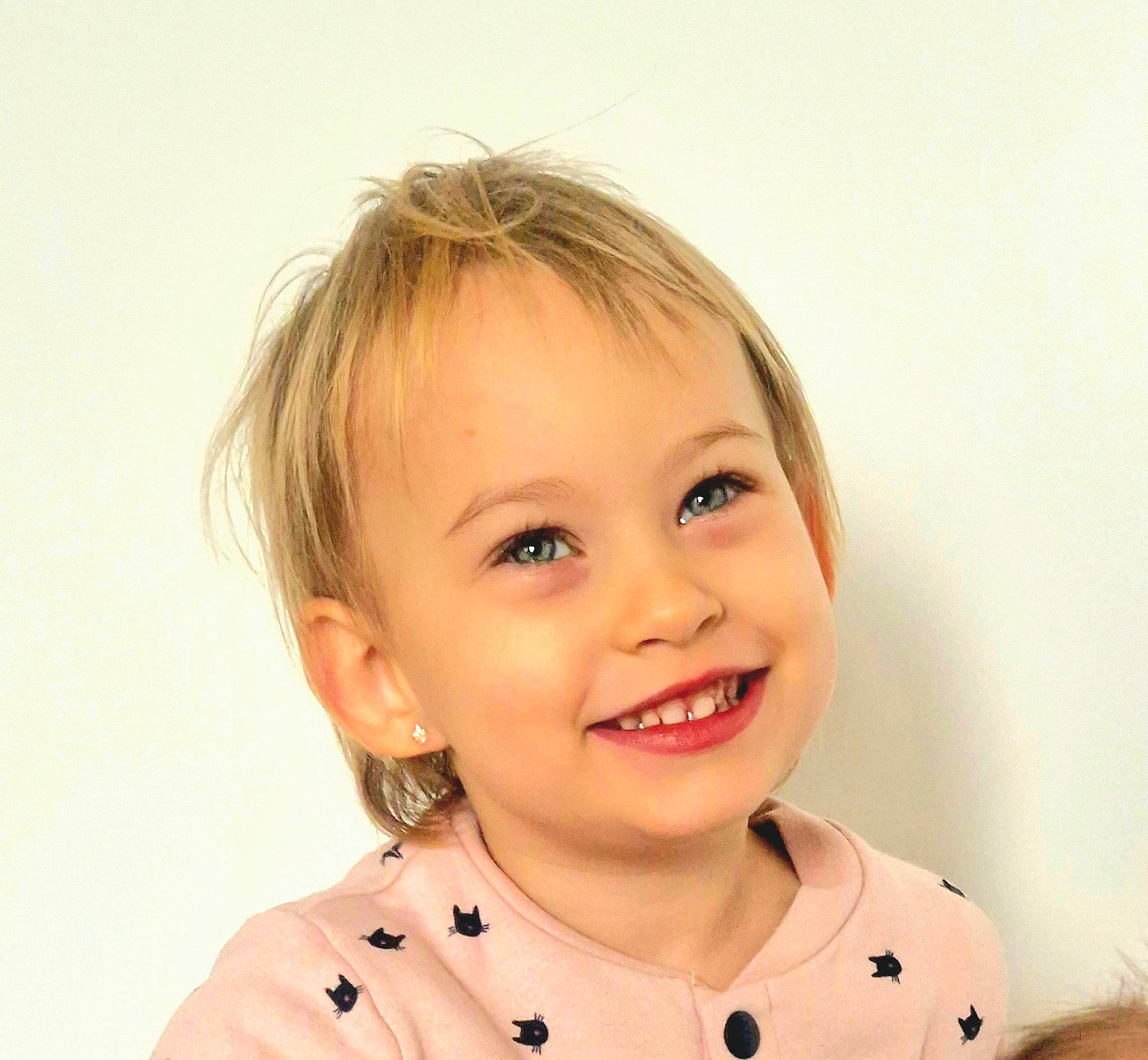 Joy participe au concours pour gagner de l'argent avec cette photo : baby_toddler_clothing, cheek, collar, ear, eye, eyebrow, eyelash, face, gesture, happy, iris, jaw, joy, lip, neck, nose, person, skin, sleeve, smile