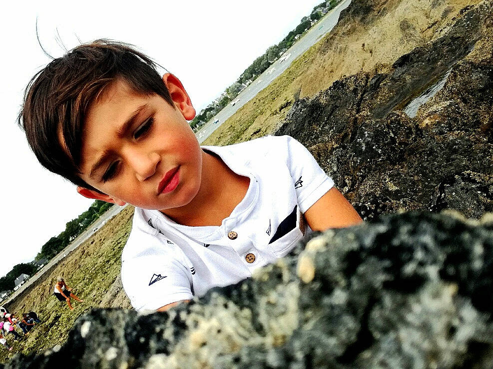 Esdras participe au concours pour gagner de l'argent avec cette photo : adventure, beauty, black_hair, happy, person, photography, rock, rock_climbing, smile