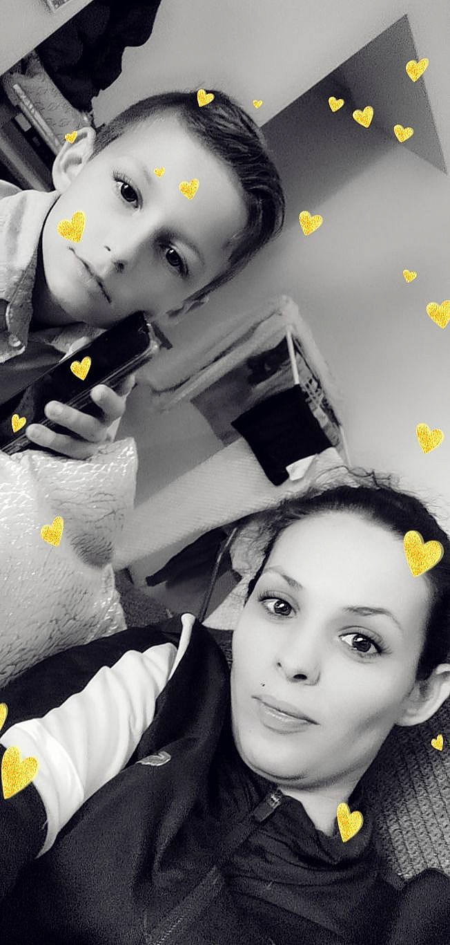 Dario participe au concours pour gagner de l'argent avec cette photo : black_and_white, black_hair, gesture, person, photography, selfie, smile, style