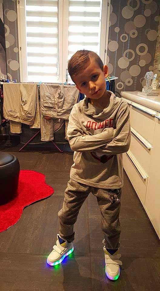 Dario participe au concours pour gagner de l'argent avec cette photo : child, cool, khaki, outerwear, person, shoe, sleeve, sportswear, standing, t_shirt, toddler, trousers