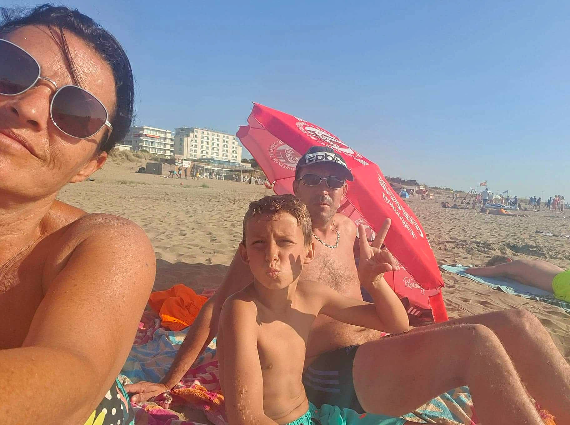 Dario participe au concours pour gagner de l'argent avec cette photo : barechested, beach, bikini, cool, eyewear, fun, headwear, landscape, leisure, people_on_beach, person, photography, sea, selfie, sky, spring_break, summer, sun_tanning, sunglasses, sunlight