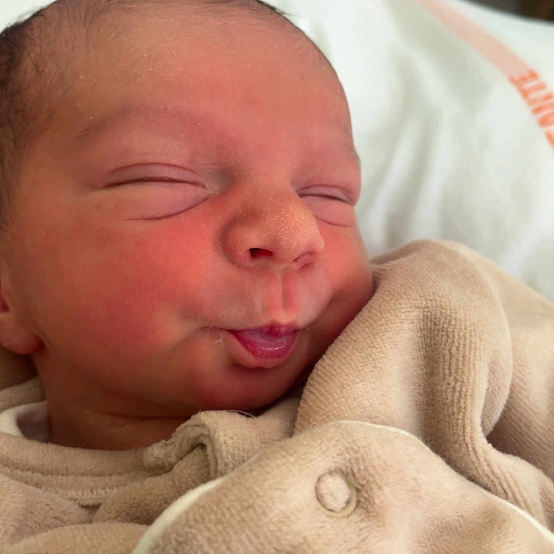 Neo participe au concours pour gagner de l'argent avec cette photo : baby, bed, blanket, child, closeup, clothing, cute, face, healthcare, hospital, indoors, infant, newborn, newborn_baby, person, portrait, puckered_lips, skin, sleepy, soft