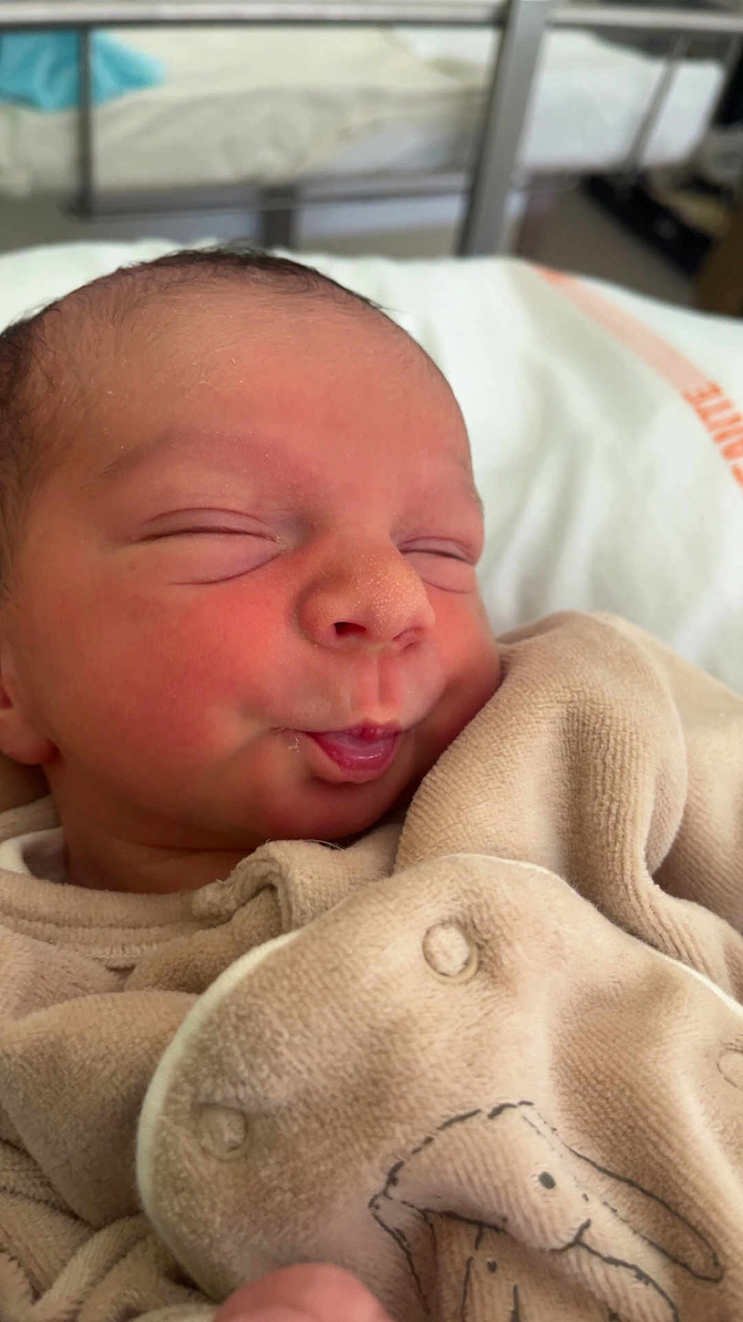 Neo participe au concours pour gagner de l'argent avec cette photo : newborn, baby, infant, face, puckered_lips, blanket, bed, hospital, skin, cute, sleepy, closeup, clothing, soft, child, portrait, person, indoors, healthcare, newborn_baby