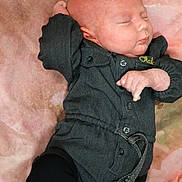 Aëlyna a rejoint le concours — aidez-le/la à gagner de superbes lots ! baby, sleeping, infant, clothing, black_outfit, blanket, soft_texture, peaceful, portrait, newborn, resting, cute, child, lying_down, indoors, skin, face, hand, comfort, cozy