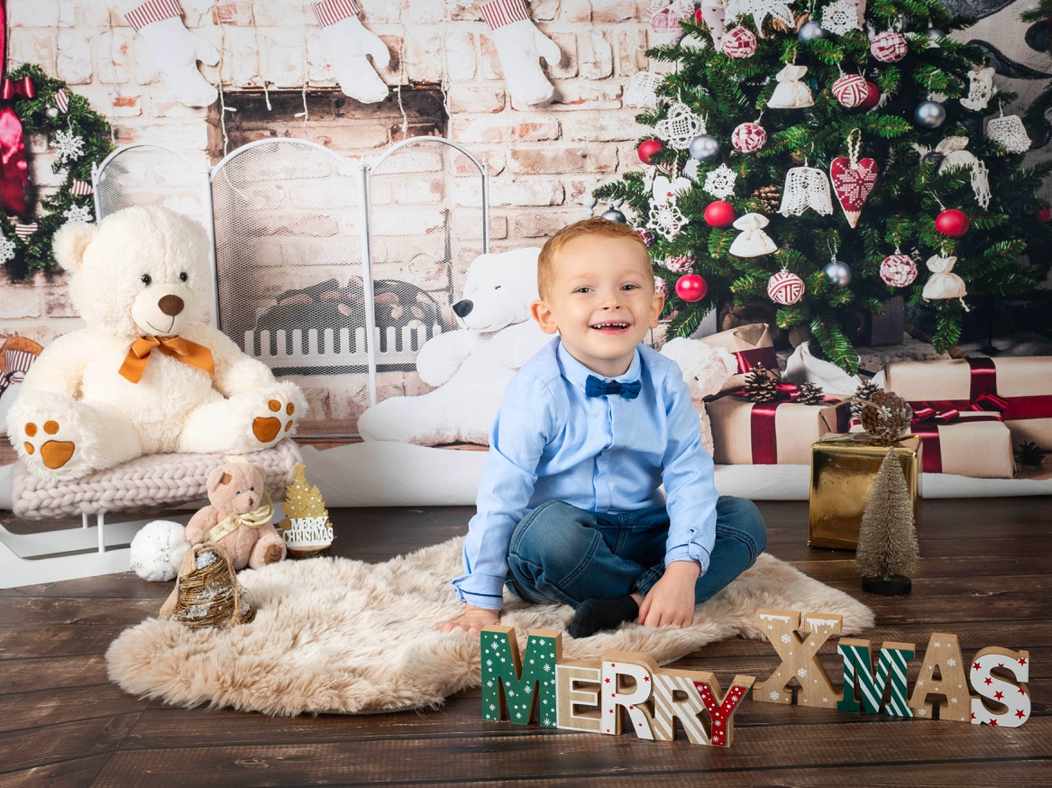 Maloan participe au concours pour gagner de l'argent avec cette photo : christmas, christmas_eve, christmas_ornament, event, happy, holiday, joy, mammal, ornament, person, photograph, plant, sitting, smile, snapshot, toddler, toy, tree, vertebrate, white