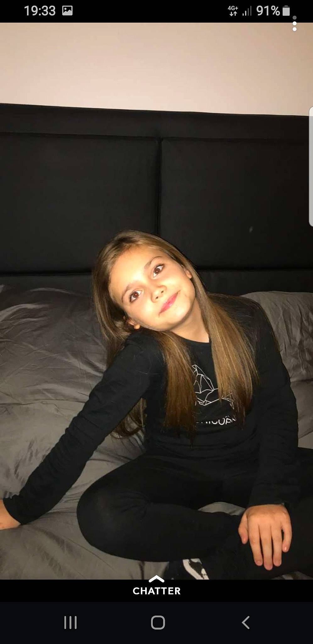 Élana a rejoint le concours — aidez-le/la à gagner de superbes lots ! arm, beauty, blond, brown_hair, hair, knee, lady, leg, long_hair, person, photo_shoot, photography, shoulder, sitting, smile, thigh