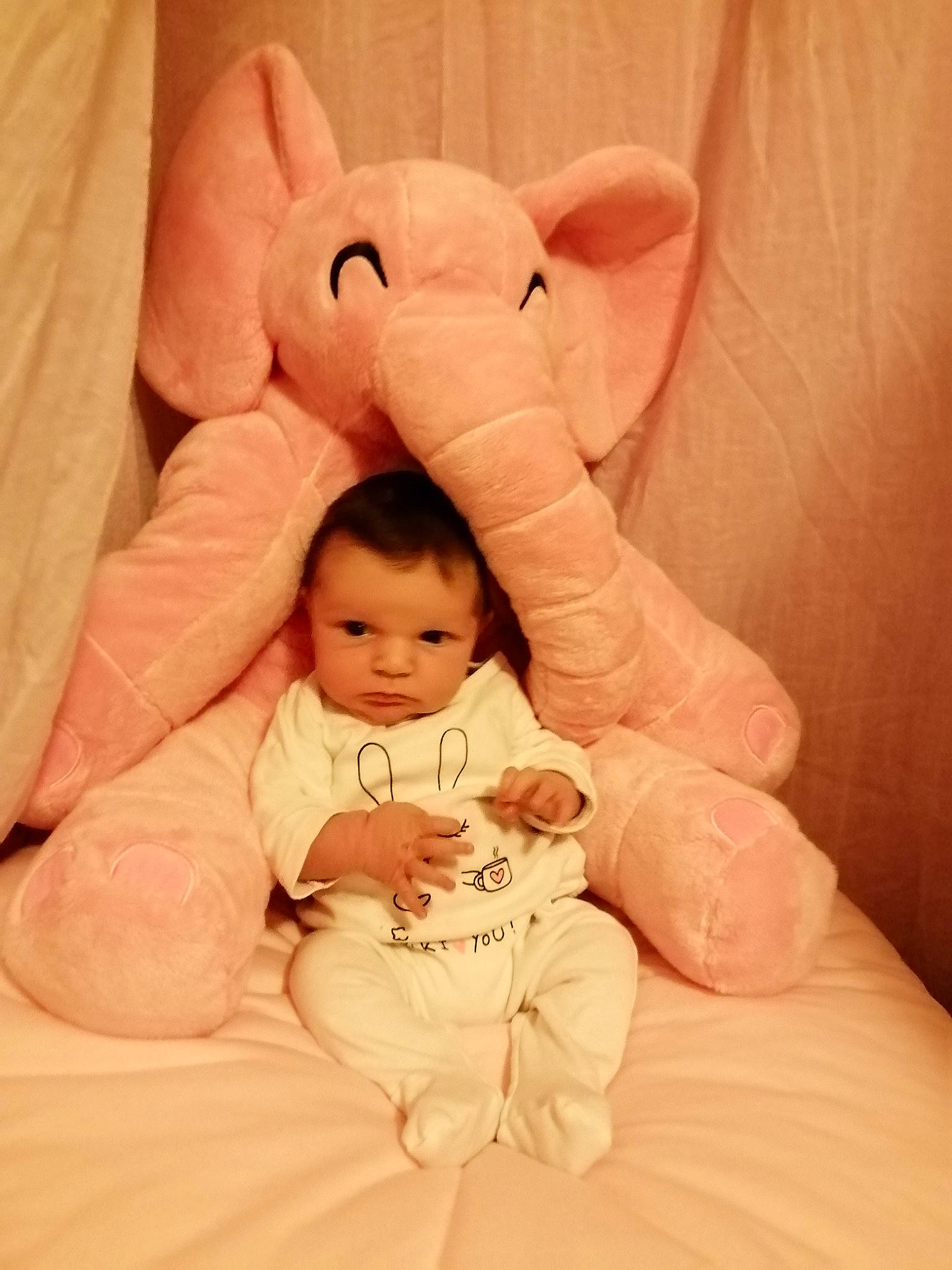 Enola a rejoint le concours — aidez-le/la à gagner de superbes lots ! arm, baby, baby_sleeping, baby_toddler_clothing, cheek, chin, comfort, eye, face, hand, happy, head, human_body, leg, mouth, nose, person, pink, skin, sleeve