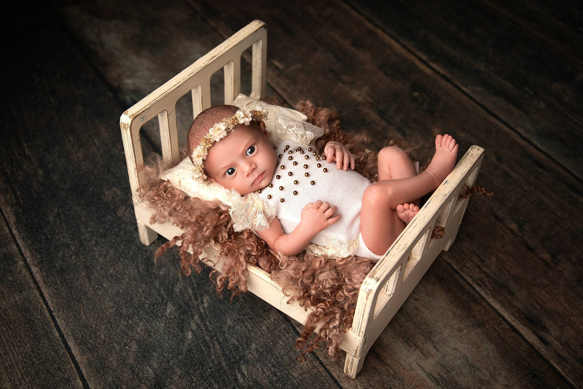 Nessa Joy a rejoint le concours — aidez-le/la à gagner de superbes lots ! baby, baby_toddler_clothing, child, comfort, darkness, flash_photography, flesh, flooring, foot, fun, grass, happy, hardwood, headpiece, headwear, night, person, portrait_photography, room, sitting