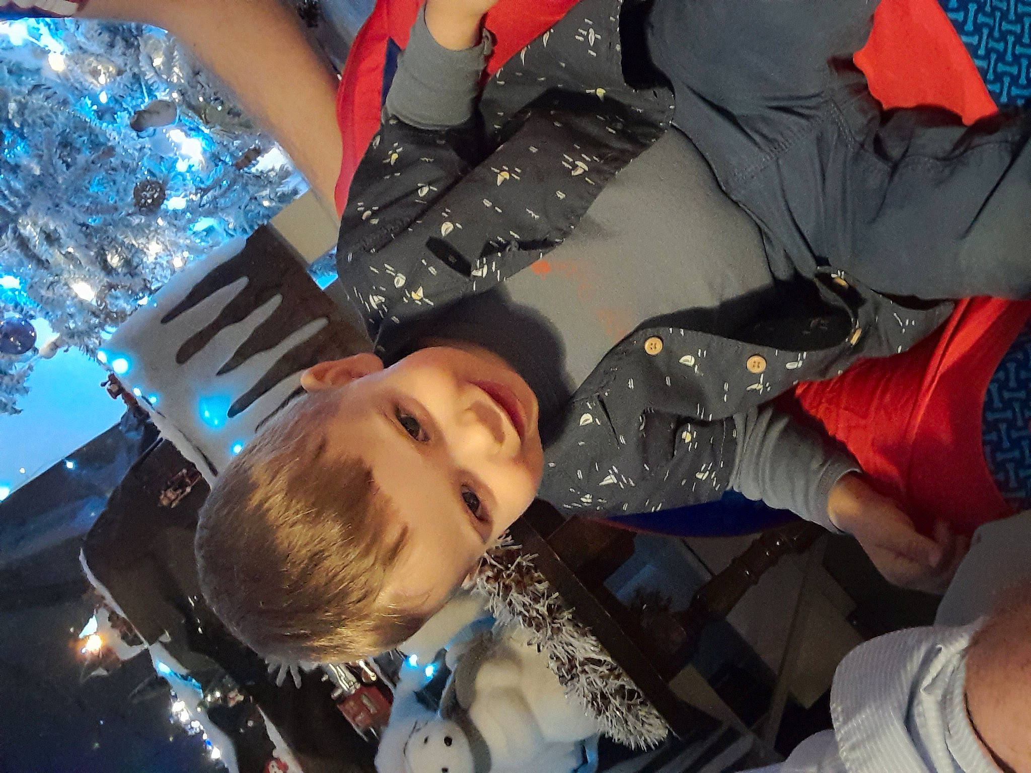 Mylann participe au concours pour gagner de l'argent avec cette photo : black_hair, child, electric_blue, event, fashion_accessory, flash_photography, fun, gesture, happy, holiday, joy, leisure, party, person, smile, space, tree