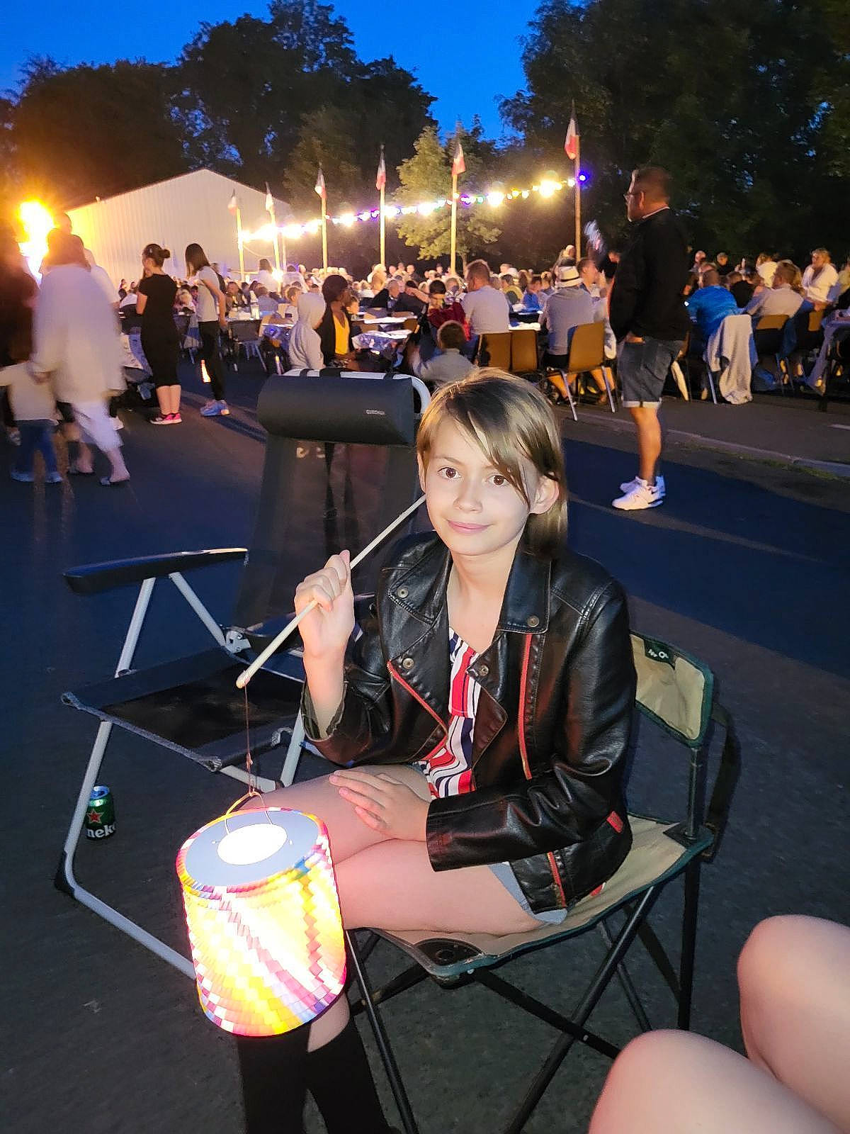 Giulia a rejoint le concours — aidez-le/la à gagner de superbes lots ! bag, chair, city, crowd, electric_blue, event, eyewear, fun, handbag, human_leg, joy, knee, lap, leisure, luggage_and_bags, person, recreation, sitting, sky, street