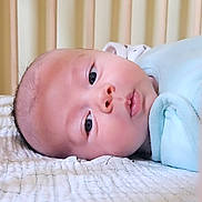 Léo a rejoint le concours — aidez-le/la à gagner de superbes lots ! baby, blanket, child, closeup, clothing, cute, expression, eyes, face, head, indoors, infant, lying_down, newborn, pastel, peaceful, portrait, skin, soft, texture