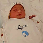 Lyam a rejoint le concours — aidez-le/la à gagner de superbes lots ! baby, newborn, sleeping, pajamas, hat, bib, text, hedgehog, fox_pattern, blanket, bed, infant, child, clothing, cute, resting, indoors, soft, white, peaceful
