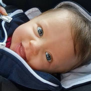 Léon participe au concours pour gagner de l'argent avec cette photo : baby, face, blue_eyes, smile, jacket, zipper, hood, child, cute, infant, closeup, skin, hair, person, portrait, warm_clothing, happy, small_hand, cozy, young