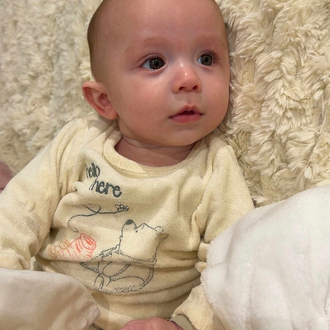 Kayenn a rejoint le concours — aidez-le/la à gagner de superbes lots ! baby, blanket, child, closeup, comfort, cozy, cute, expression, face, furniture, hand, indoor, infant, pajamas, plush_toy, portrait, resting, sleepwear, soft_texture, yellow_toy