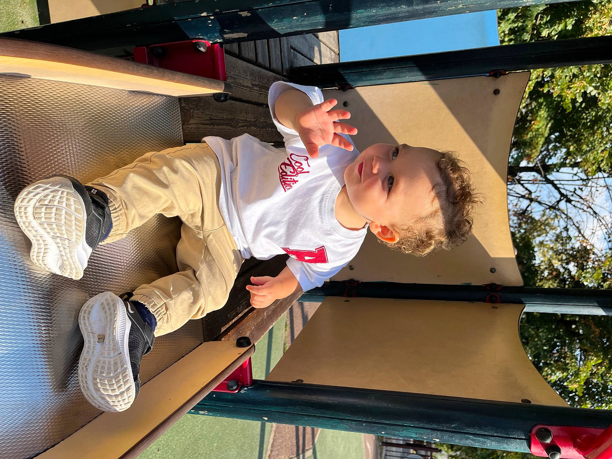 Lukas participe au concours pour gagner de l'argent avec cette photo : automotive_exterior, child, fun, hat, leisure, outdoor_shoe, person, recreation, t_shirt, toddler, tree, walking_shoe