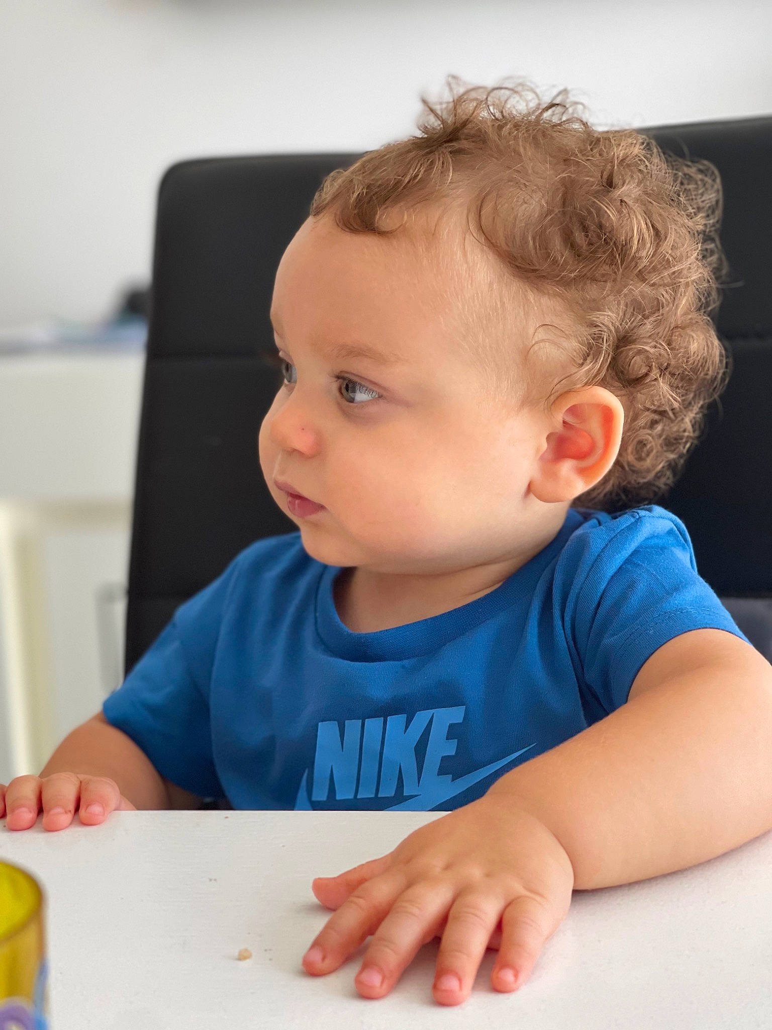 Lukas participe au concours pour gagner de l'argent avec cette photo : baby, baby_toddler_clothing, cheek, child, chin, desk, face, flooring, fun, hand, happy, human, person, play, room, sitting, skin, t_shirt, table, toddler