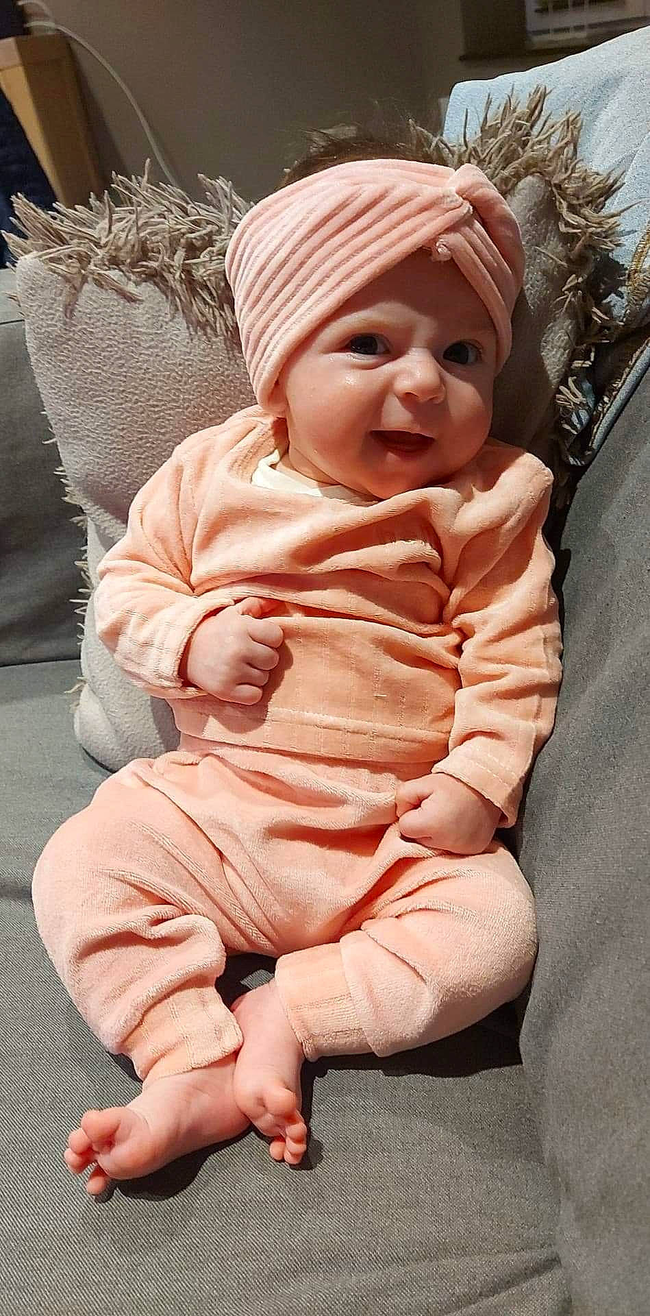 Celya a rejoint le concours — aidez-le/la à gagner de superbes lots ! baby, baby_products, baby_toddler_clothing, cap, cheek, child, comfort, eye, face, fun, happy, headgear, headwear, knee, lap, person, pink, sitting, skin, sleeve