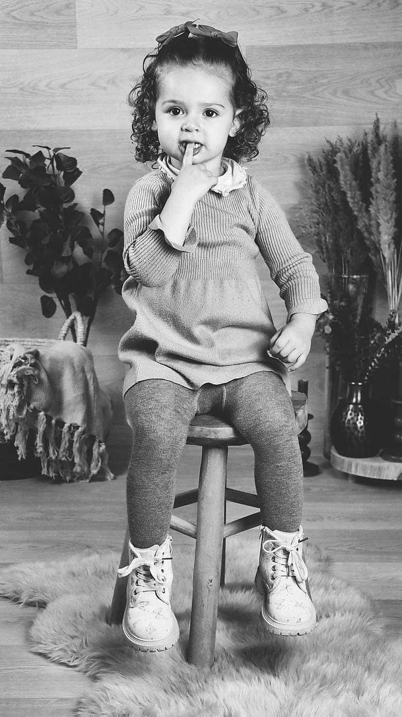 Celya participe au concours pour gagner de l'argent avec cette photo : beauty, black, black_and_white, fashion, footwear, hairstyle, happy, human, knee, monochrome, monochrome_photography, people, person, photograph, plant, shoe, standing, style, thigh, toddler