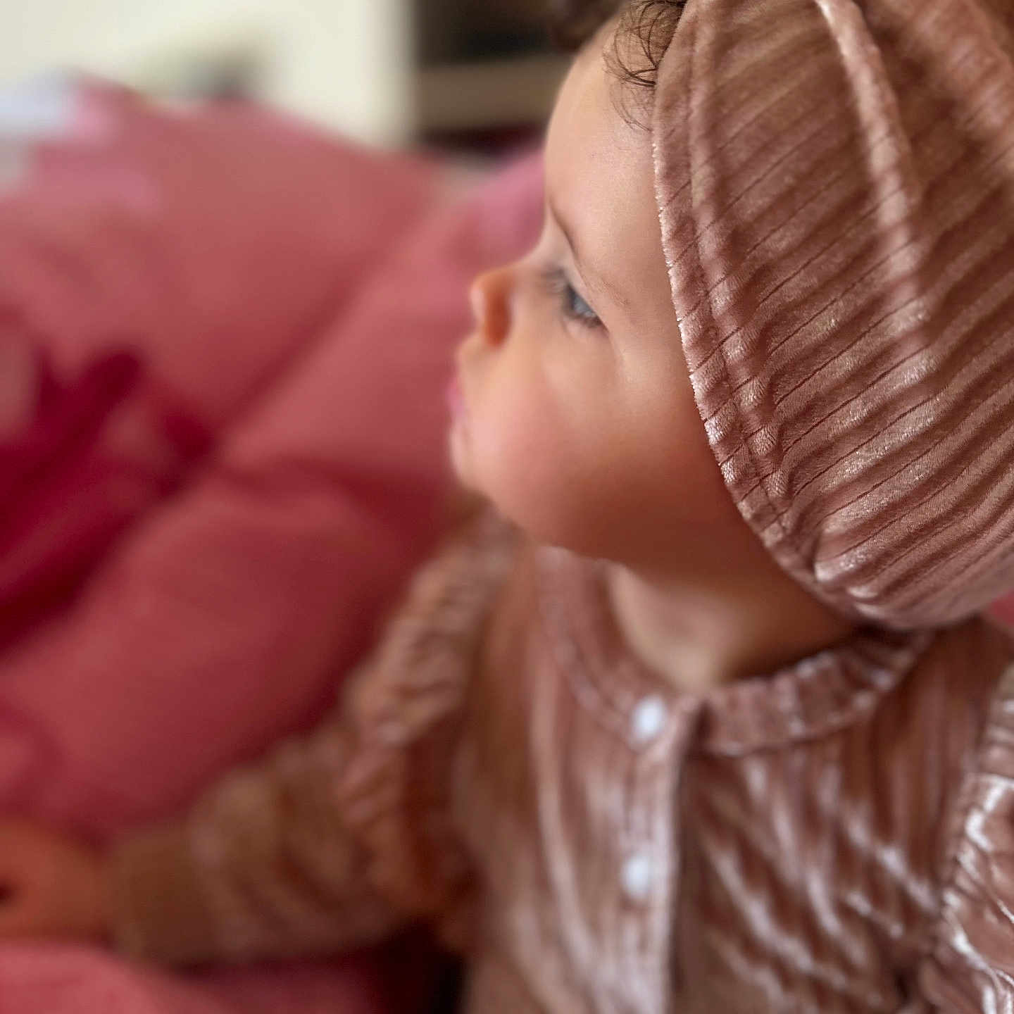 Lyana participe au concours pour gagner de l'argent avec cette photo : baby, blanket, button, child, clothing, cozy, cute, fabric, face, indoor, knitwear, looking_away, pink, portrait, profile, soft_texture, toddler, turban, warm, young_child