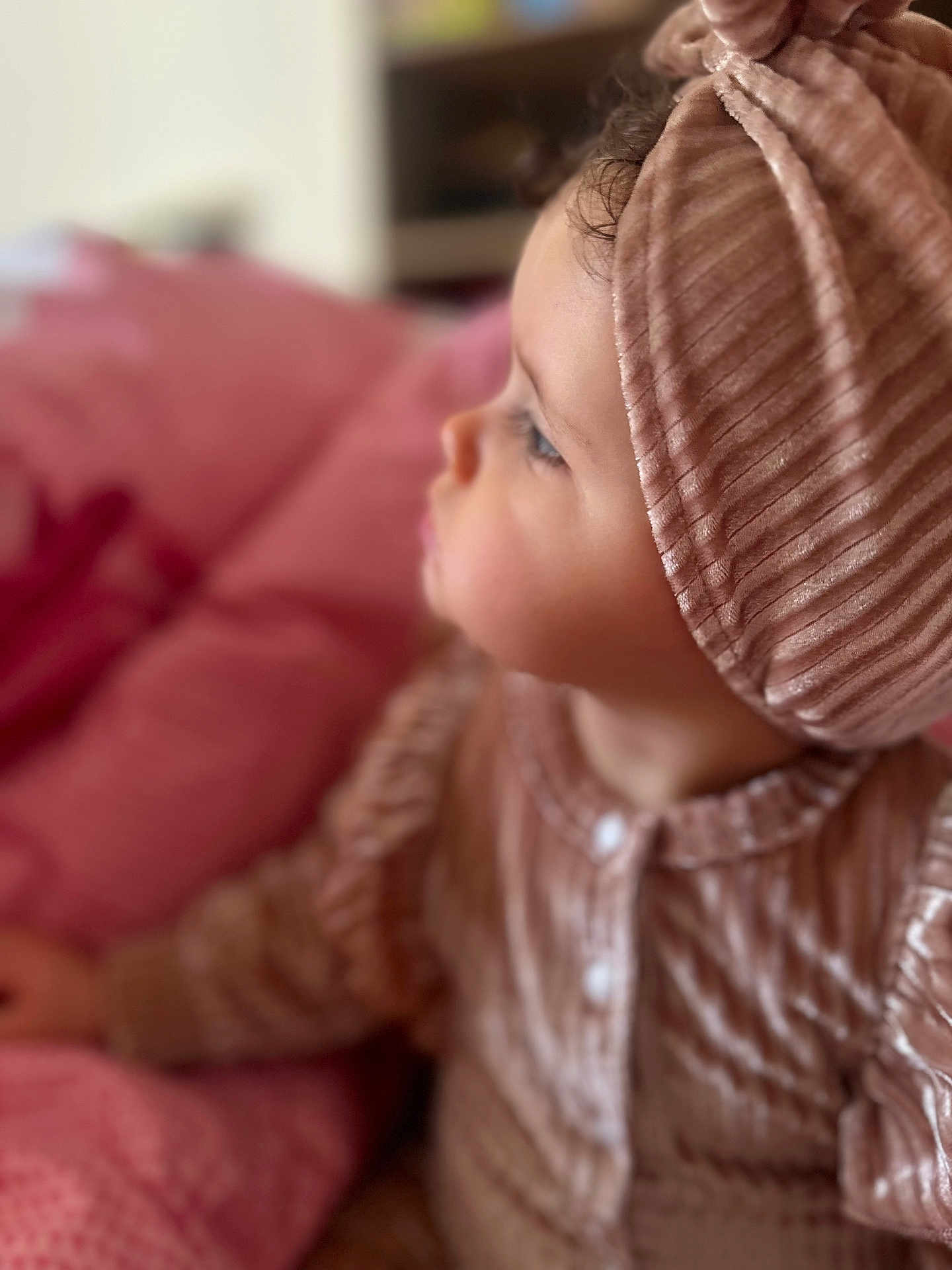 Lyana participe au concours pour gagner de l'argent avec cette photo : toddler, child, profile, face, clothing, turban, pink, blanket, soft_texture, indoor, portrait, baby, knitwear, warm, cute, looking_away, cozy, fabric, button, young_child
