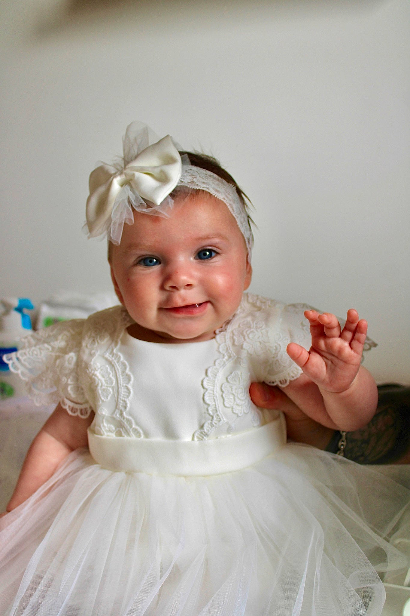 Cataléya a rejoint le concours — aidez-le/la à gagner de superbes lots ! baby, baby_toddler_clothing, bridal_accessory, bridal_clothing, dress, embellishment, flash_photography, gesture, happy, head, headband, headgear, headpiece, headwear, iris, joy, person, petal, pink, skin