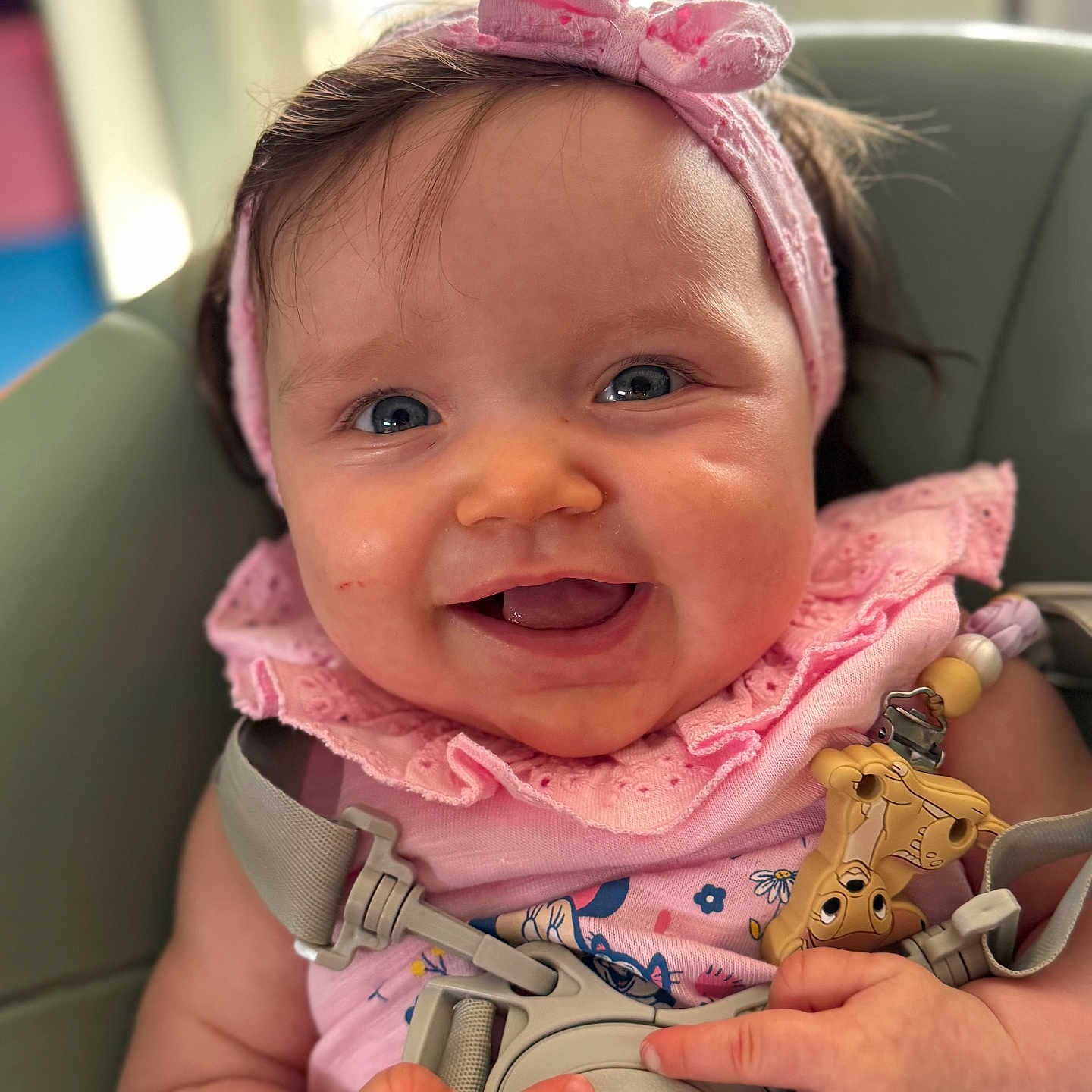 Lïlyana a rejoint le concours — aidez-le/la à gagner de superbes lots ! baby, blue_eyes, child, closeup, clothing, cute, expression, face, hand, happy, headband, indoors, infant, lion, person, pink, seat, smile, toy, young