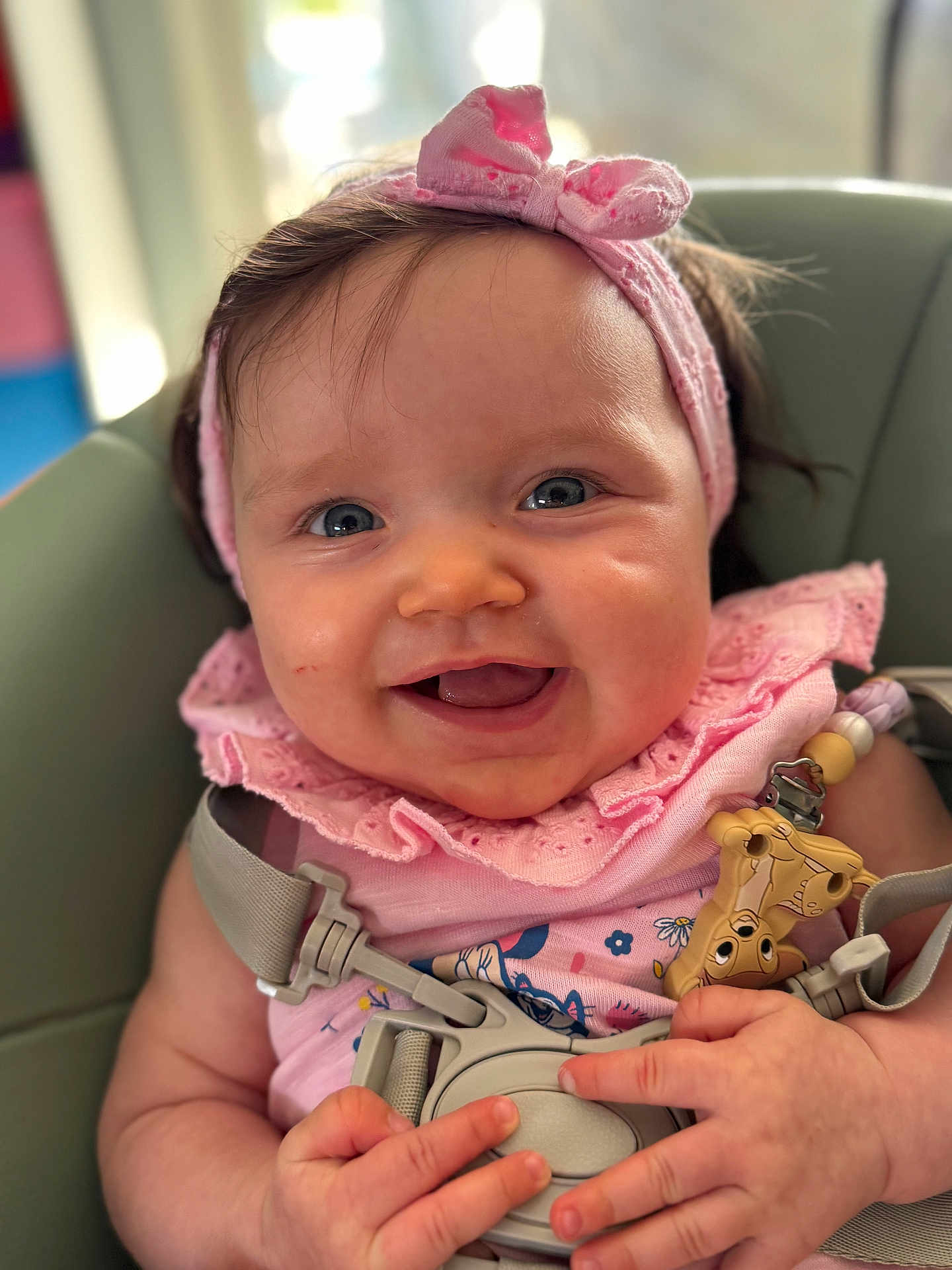 Lïlyana a rejoint le concours — aidez-le/la à gagner de superbes lots ! baby, child, smile, headband, pink, blue_eyes, toy, lion, seat, happy, infant, cute, clothing, hand, face, closeup, indoors, expression, person, young