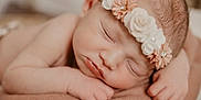 Cléa a rejoint le concours — aidez-le/la à gagner de superbes lots ! baby, sleeping, newborn, headband, flower, skin, peaceful, cute, infant, portrait, closeup, hands, soft, warm, resting, face, child, relaxing, adorable, tender