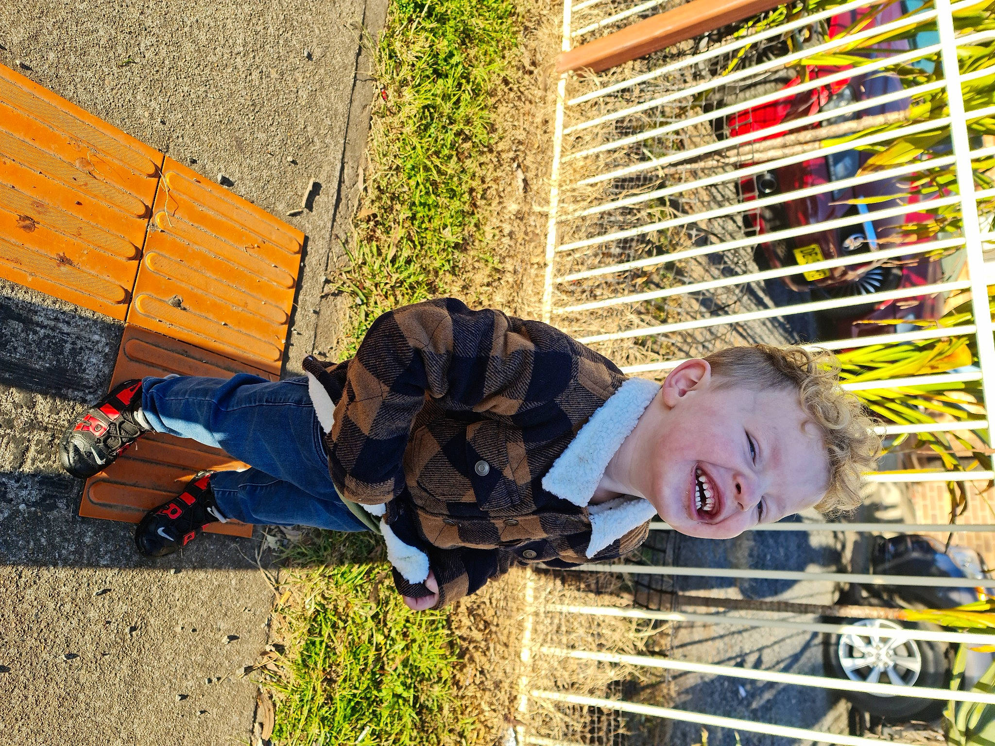 Jasper is registered to the contest to win money with this photo: child, eyewear, fun, grass, leaf, leisure, line, pattern, people_in_nature, person, plaid, plant, public_space, shadow, sitting, soil, spring, street_fashion, tints_and_shades, tree