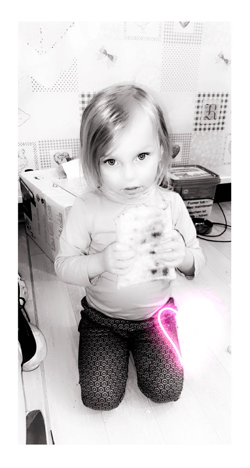 Lana a rejoint le concours — aidez-le/la à gagner de superbes lots ! black_and_white, cheek, eye, eyelash, gesture, hair, happy, head, human_body, leg, lip, long_hair, monochrome, monochrome_photography, person, photograph, snapshot, style, toddler, waist