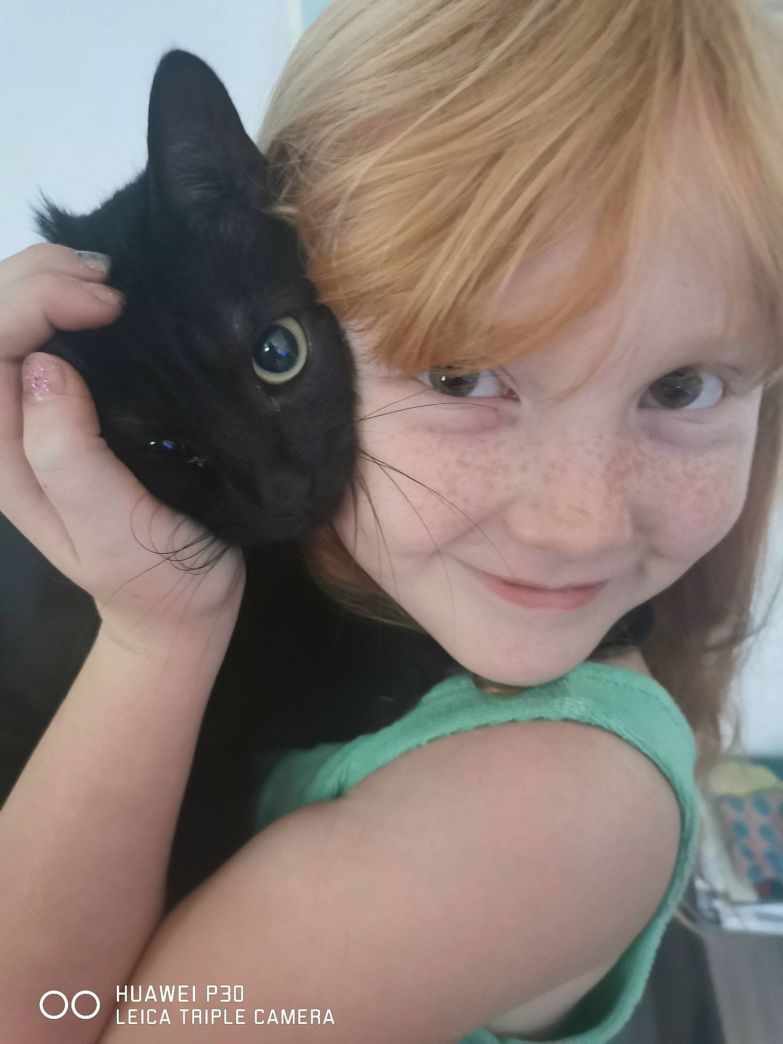 Lily a rejoint le concours — aidez-le/la à gagner de superbes lots ! carnivore, cat, chin, ear, eyebrow, eyelash, felidae, finger, gesture, hair, hand, happy, iris, joy, lip, mouth, neck, nose, person, shoulder