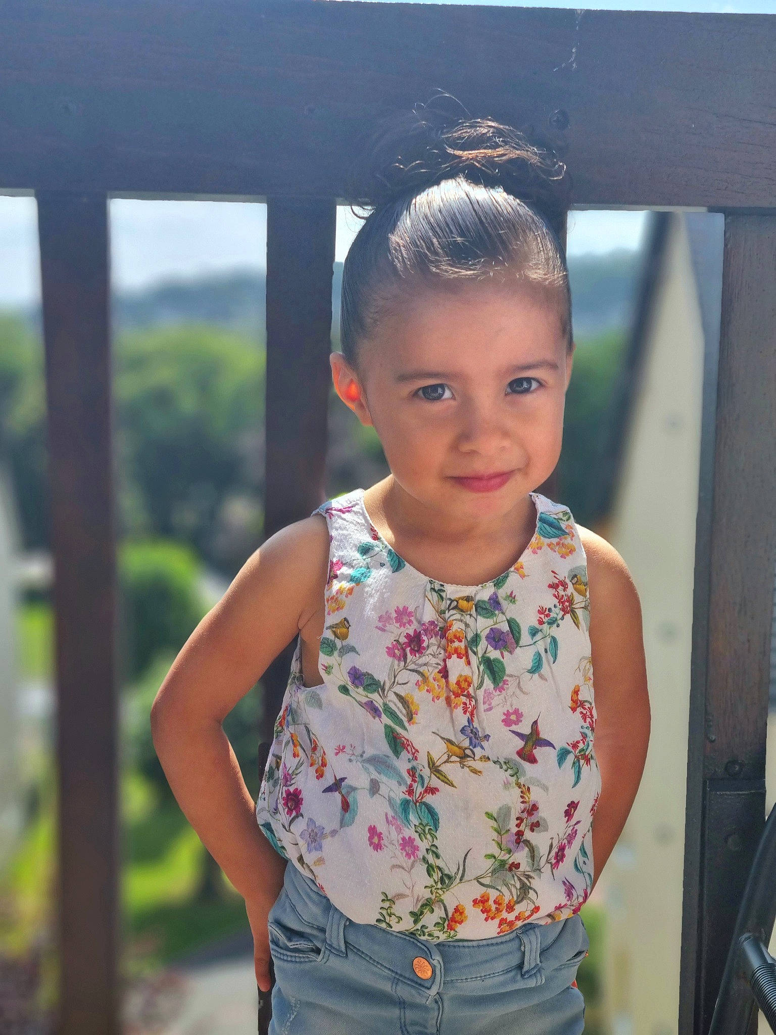 Maïwenn participe au concours pour gagner de l'argent avec cette photo : child, denim, electric_blue, fun, grass, happy, joy, leisure, pattern, person, shoulder, sitting, skin, sleeve, smile, standing, summer, t_shirt, toddler, tree